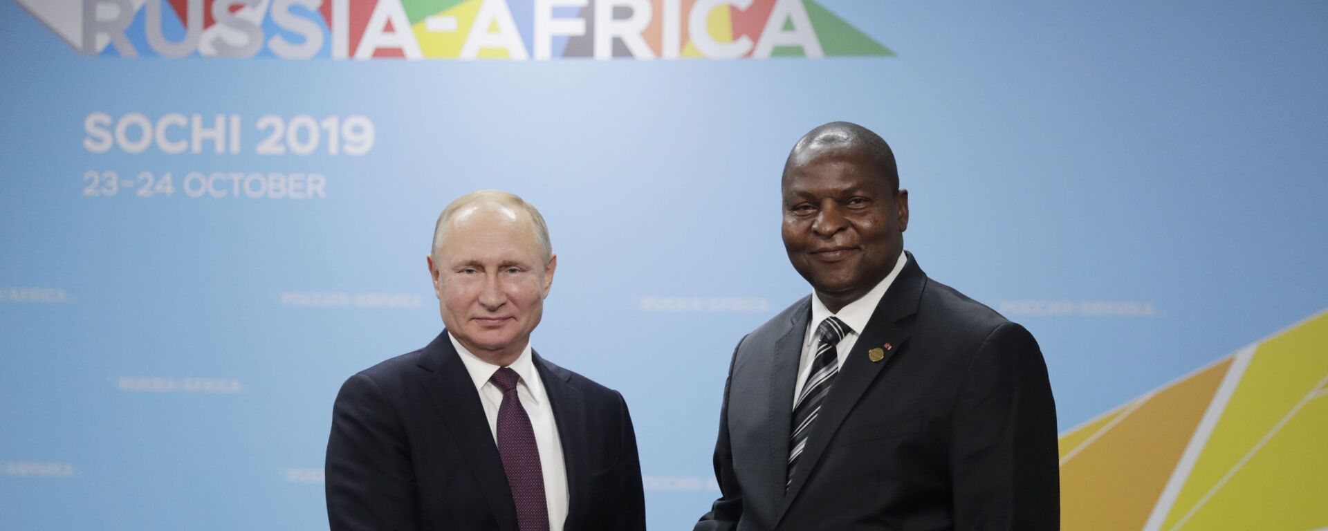 Tổng thống Liên bang Nga Vladimir Putin và tổng thống Cộng hòa Trung Phi Faustin-Archange Touadéra tại diễn đàn Nga-Châu Phi ở Sochi - Sputnik Việt Nam, 1920, 28.07.2022