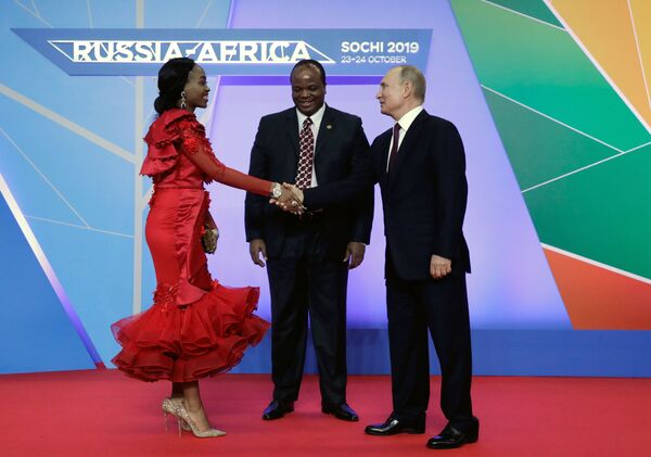 Tổng thống Nga Vladimir Putin và Quốc vương Esvatini Msvati III cùng hoàng hậu tại Hội nghị thượng đỉnh Nga-Châu Phi ở Sochi - Sputnik Việt Nam