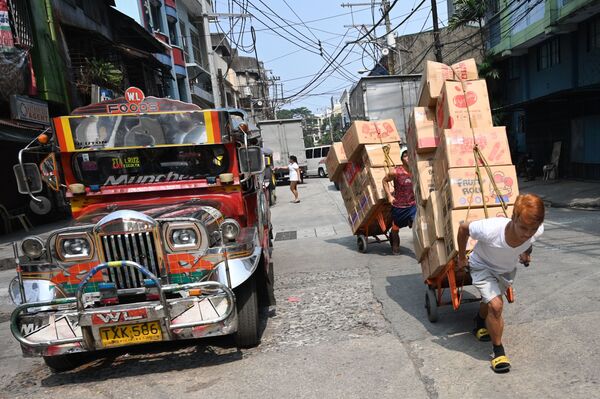 Công nhân vận chuyển hàng hóa ở Chinatown, Manila  - Sputnik Việt Nam