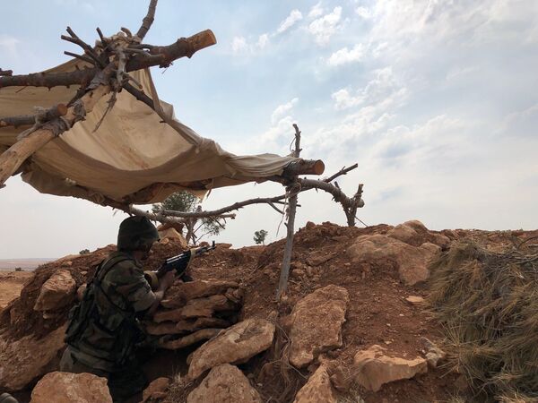 Quân đội Syria trên tuyến phòng thủ ở phía tây bắc khu vực Manbij ở Syria - Sputnik Việt Nam