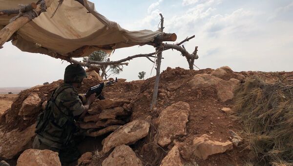 Quân đội Syria trên tuyến phòng thủ ở phía tây bắc khu vực Manbij ở Syria - Sputnik Việt Nam