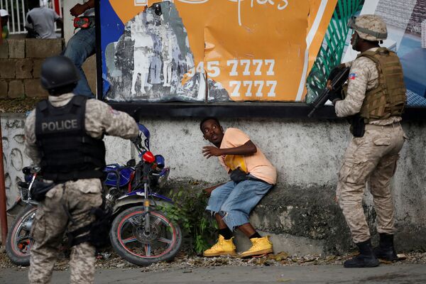 Nhân viên cảnh sát và người biểu tình trên đường phố Petion Ville, Port-au-Prince, Haiti - Sputnik Việt Nam