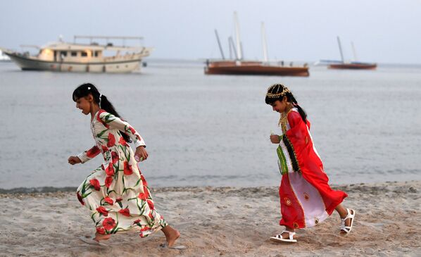 Hai trẻ gái chạy dọc bờ biển đảo Dalma, UAE - Sputnik Việt Nam
