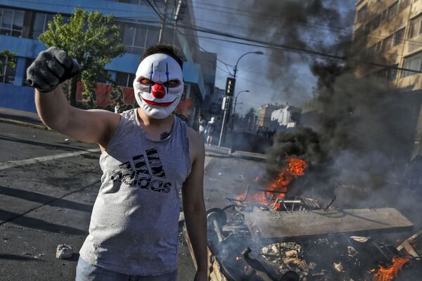 Người biểu tình đeo mặt nạ trong cuộc biểu tình ở Santiago, Chile - Sputnik Việt Nam