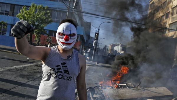 Người biểu tình đeo mặt nạ trong cuộc biểu tình ở Santiago, Chile - Sputnik Việt Nam
