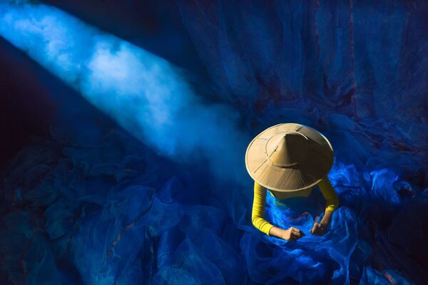 Bức ảnh Power of light (Sức mạnh ánh sáng) của nhiếp ảnh gia Myanmar Aung, được giới thiệu tại cuộc thi ảnh World's Best Photos of #Blue2019 - Sputnik Việt Nam