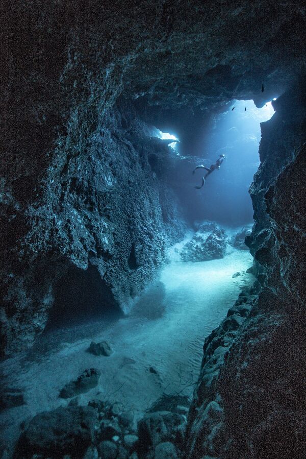 Bức ảnh Freediving caves (Hang cho thợ lặn) của nhiếp ảnh gia Tây Ban Nha Victor de Valles Ibañez, được giới thiệu tại cuộc thi ảnh World's Best Photos of #Blue2019 - Sputnik Việt Nam