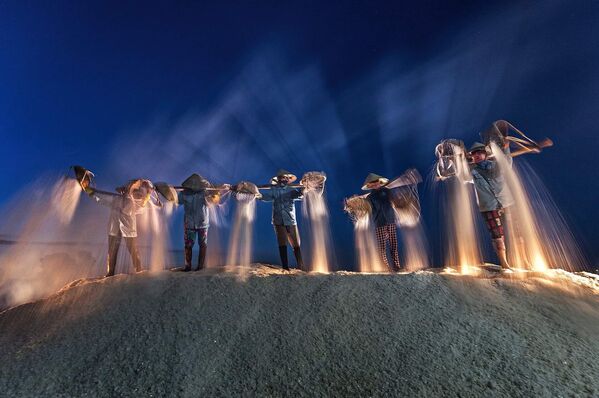 Bức ảnh Harvest salt in the night (Thu hoạch muối trong đêm) của nhiếp ảnh gia Việt Nam Đỗ Tuấn Ngọc, được giới thiệu tại cuộc thi ảnh World's Best Photos of #Blue2019 - Sputnik Việt Nam
