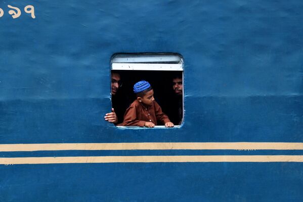 Bức ảnh Window of a train (Cửa sổ con tàu) của nhiếp ảnh gia người Bangladesh Sabina Akter, được trình bày tại cuộc thi ảnh World's Best Photos of #Blue2019 - Sputnik Việt Nam