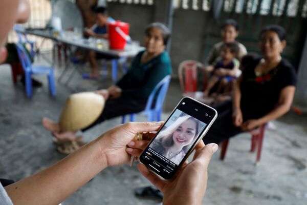 Điện thoại có ảnh Anna Bùi Thị Nhung, một trong những người có thể đã chết trong container ở Essex (Anh), trong tay thân nhân ở Nghệ An - Sputnik Việt Nam