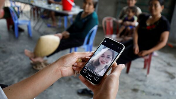 Điện thoại có ảnh Anna Bùi Thị Nhung, một trong những người có thể đã chết trong container ở Essex (Anh), trong tay thân nhân ở Nghệ An - Sputnik Việt Nam