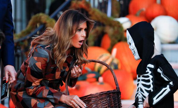 Đệ nhất phu nhân Mỹ Melania Trump chia kẹo cho trẻ em tại Nhà Trắng nhân dịp Halloween - Sputnik Việt Nam