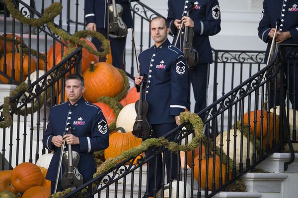 Các nhạc sĩ Dàn nhạc không quân Hoa Kỳ trong buổi phát kẹo truyền thống trong Nhà Trăng nhân dịp Halloween - Sputnik Việt Nam