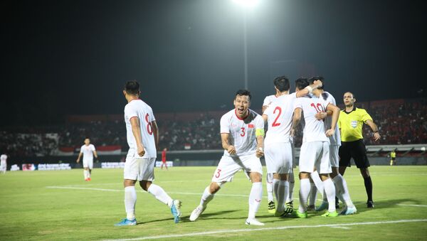 Các cầu thủ Việt Nam ăn mừng khi dẫn trước với tỉ số cách biệt ngay trên sân khách Indonesia. - Sputnik Việt Nam