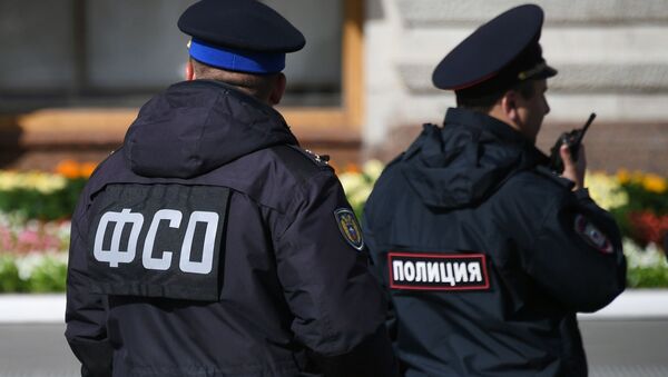 Nhân viên của Dịch vụ An ninh Liên bang (FSO) và cảnh sát trên Quảng trường Đỏ gần tòa nhà GUM ở Moscow - Sputnik Việt Nam