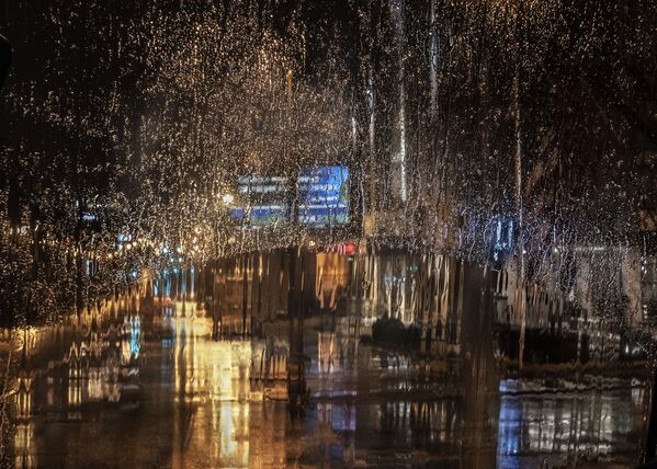 Với bức ảnh “Rain in the City” (Mưa trong thành phố) nhiếp ảnh gia Christine Holt lọt vào vòng chung kết của cuộc thi Weather Photographer of the Year 2019  - Sputnik Việt Nam