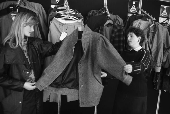 Quầy quần áo phụ nữ ở trung tâm mua sắm, năm 1988 - Sputnik Việt Nam