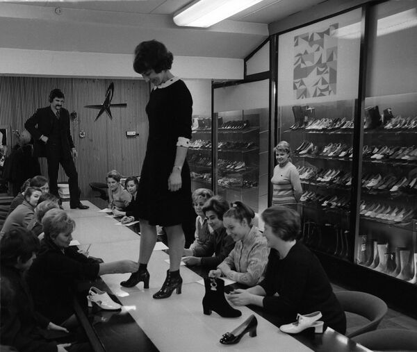 Trình diễn bộ sưu tập thu đông mới của nhà máy giày Moskva Công xã Paris, năm 1972 - Sputnik Việt Nam