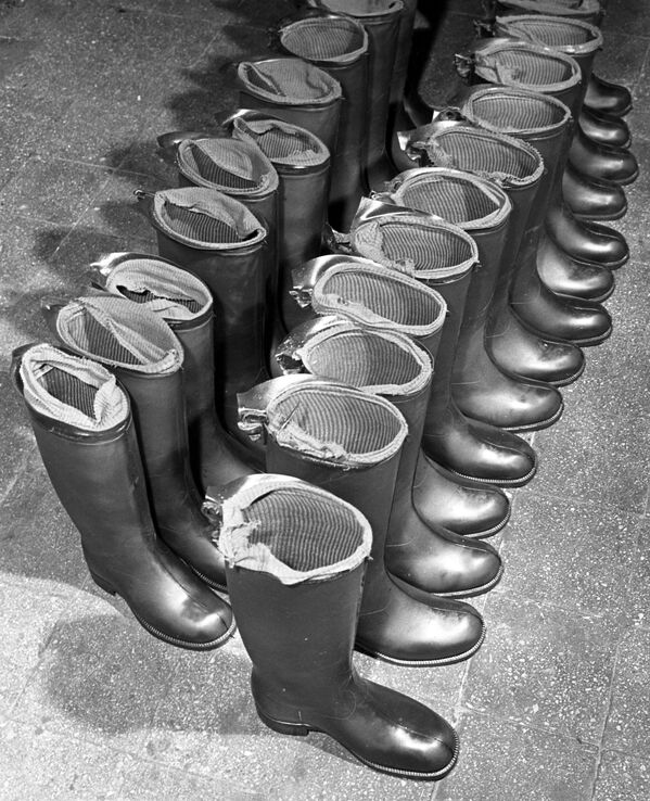 Giày cao su do nhà máy Moskva Hiệp sĩ đỏ sản xuất, năm 1962 - Sputnik Việt Nam