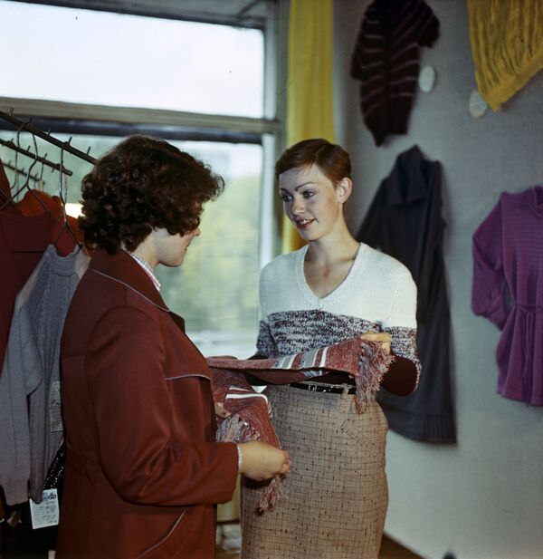 Trong tiệm quần áo dệt kim của Trung tâm dịch vụ, năm 1981 - Sputnik Việt Nam