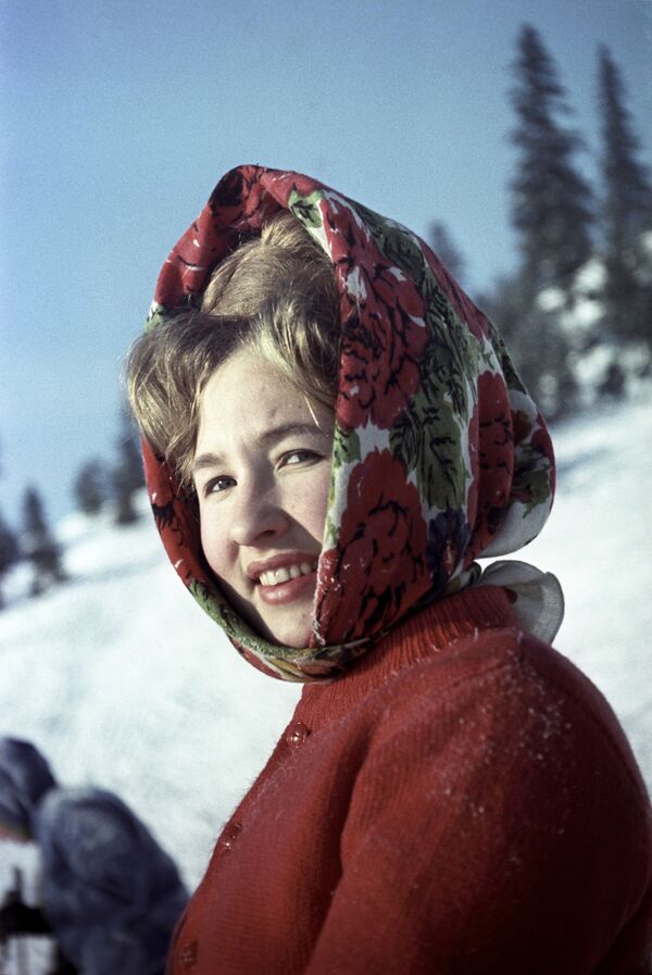 Nữ cư dân thành phố Perm đi trượt tuyết ngày Chủ nhật mùa đông, năm 1966 - Sputnik Việt Nam