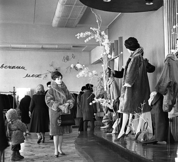 Trong cửa hàng bách hóa tổng hợp Moskva, năm 1965 - Sputnik Việt Nam