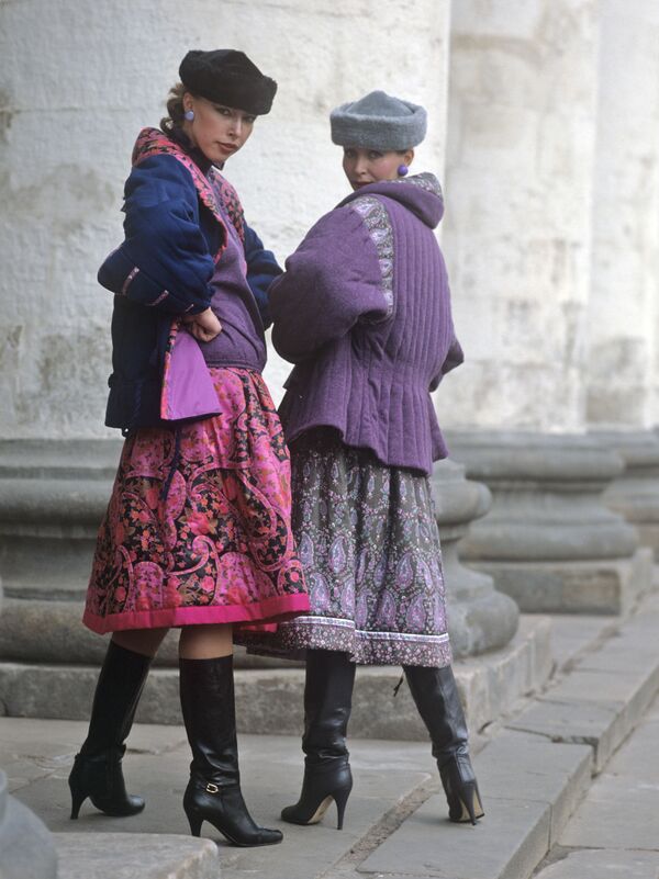 Các bộ trang phục mặc khi ra phố: váy độn có lớp lót, áo khoác chần bông làm từ chất liệu tự nhiên, mũ lông thú, năm 1983 - Sputnik Việt Nam