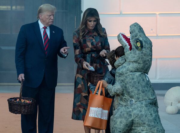 Tổng thống Mỹ Donald Trump cùng phu nhân tặng kẹo cho trẻ em tại Nhà Trắng trong dịp Halloween - Sputnik Việt Nam