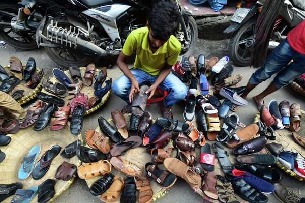 Người bán giày rong trên phố ở Dhaka - Sputnik Việt Nam