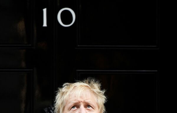 Thủ tướng Anh Boris Johnson trên phố Downing ở London - Sputnik Việt Nam