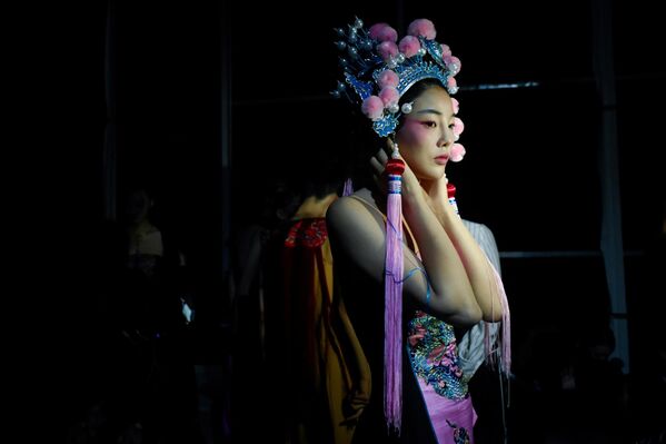Người mẫu trước buổi trình diễn bộ sưu tập David Sylvia của nhà thiết kế Hao Weimin tại Tuần lễ thời trang Trung Quốc - Sputnik Việt Nam