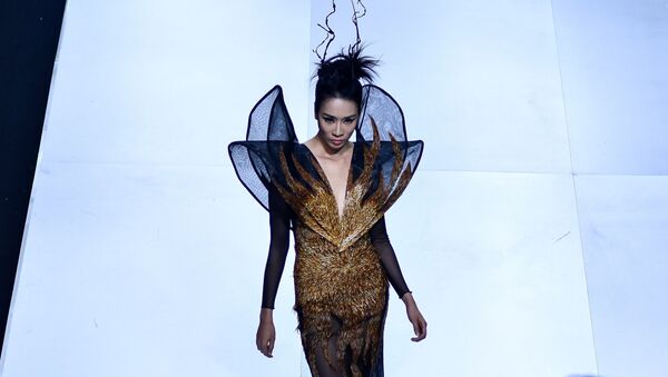 Người mẫu trong buổi trình diễn bộ sưu tập của nhà thiết kế Singapore Frederick Lee tại Vietnam International Fashion Week - Sputnik Việt Nam