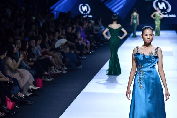 Người mẫu trong buổi trình diễn  bộ sưu tập của nhà thiết kế Việt Nam Hoàng Hải tại Vietnam International Fashion Week - Sputnik Việt Nam