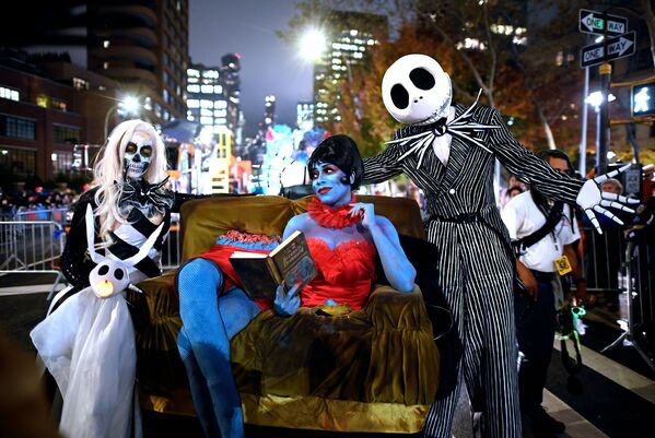 Những người tham gia cuộc diễu hành Village Halloween hàng năm trong trang phục vũ hội hóa trang trên Đại lộ Sáu ở New York - Sputnik Việt Nam