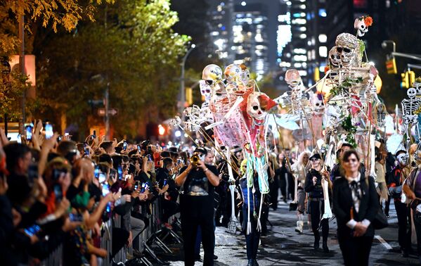 Những người tham gia diễu hành thường niên Village Halloween trên Đại lộ 6 New York  - Sputnik Việt Nam