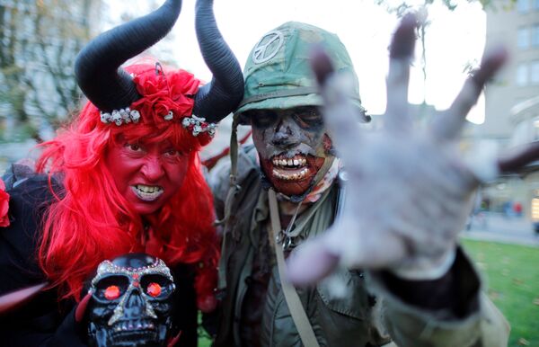 Những người mặc trang phục zombie trên chuyến dạo chơi của zombie trong lễ hội Halloween ở Essen, Đức - Sputnik Việt Nam