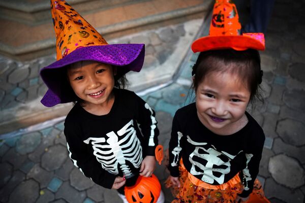 Hai cô gái trong trang phục phù thủy Halloween ở Bangkok, Thái Lan - Sputnik Việt Nam