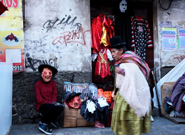 Người bán trang phục Halloween trong buổi lễ kỷ niệm tại La Paz, Bolivia - Sputnik Việt Nam