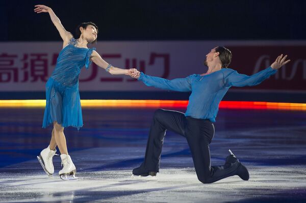 Cặp trình diễn đôi Yuko Kawaguchi và Aleksandr  Smirnov tại cuộc thi trượt băng nghệ thuật giải Vô địch thế giới ở Tokyo. - Sputnik Việt Nam