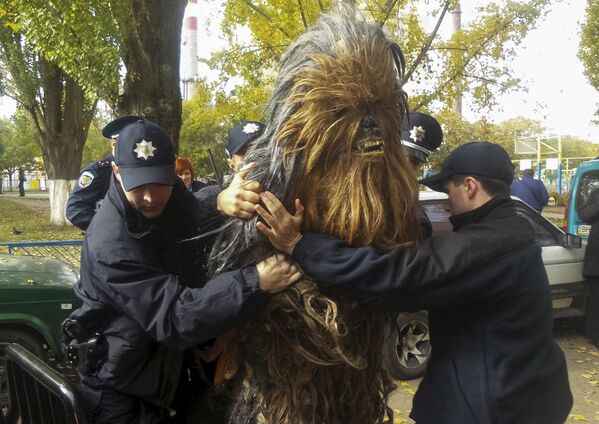 Cảnh sát giữ một người đàn ông cải trang thành nhân vật  Chewbacca trong kiệt tác điện ảnh “Chiến tranh giữa các vì sao” ở Odessa - Sputnik Việt Nam