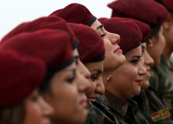 Những nữ chiến binh người Kurd Peshmerga trong một trại huấn luyện ở Erbil - Sputnik Việt Nam