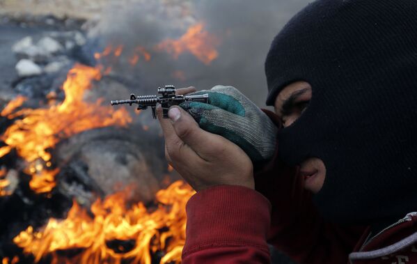 Người biểu tình Palestine nhắm vào các cảnh sát Israel từ một khẩu súng đồ chơi - Sputnik Việt Nam
