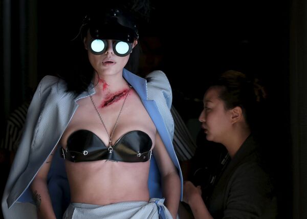 Buổi trình diễn bộ sưu tập của nhà tạo mẫu Trung Quốc Hu Sheguang trong Tuần lễ thời trang ở Bắc Kinh - Sputnik Việt Nam