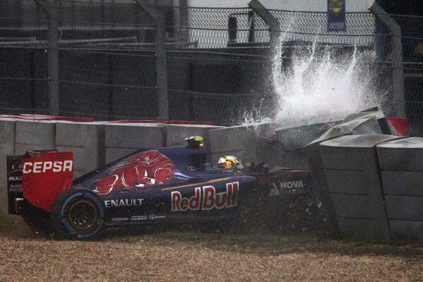 Tai nạn của một xe đua từ đội Toro Rosso trong giải  Grand Prix Mỹ - Sputnik Việt Nam