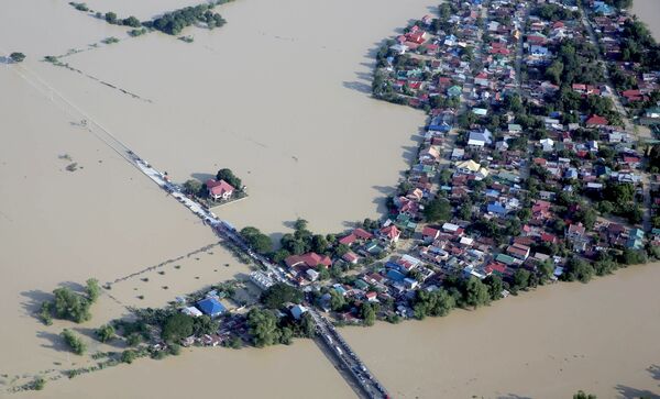 Quang cảnh thành phố ngập lụt do siêu bão Koppu gây ra ở Philippines. - Sputnik Việt Nam