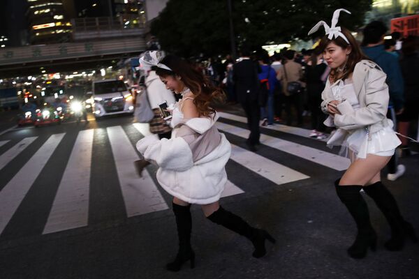Các cô gái mặc trang phục Halloween ở Tokyo, Nhật Bản - Sputnik Việt Nam