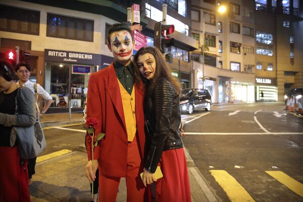 Cặp đôi mặc trang phục trong lễ hội Halloween ở Tokyo, Nhật Bản - Sputnik Việt Nam