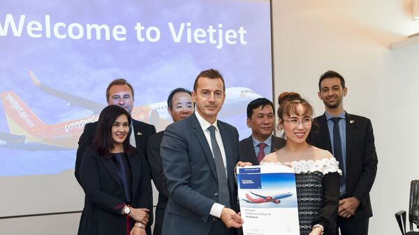 Tổng Giám đốc Vietjet Nguyễn Thị Phương Thảo và Ông Guillaume Faury, Chủ tịch, Tổng giám đốc của Tập đoàn Airbus cùng ký kết hợp đồng mua 20 máy bay A321XLR - Sputnik Việt Nam