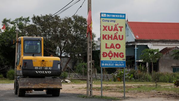 Biển quảng cáo của một công ty xuất khẩu lao động gần nhà máy thép Formosa ở tỉnh Hà Tĩnh, tỉnh Việt Nam - Sputnik Việt Nam