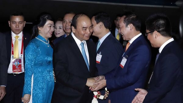Các đại biểu Thái Lan và Việt Nam đón Thủ tướng Nguyễn Xuân Phúc và Phu nhân tại sân bay quân sự Bangkok, Thái Lan.  - Sputnik Việt Nam
